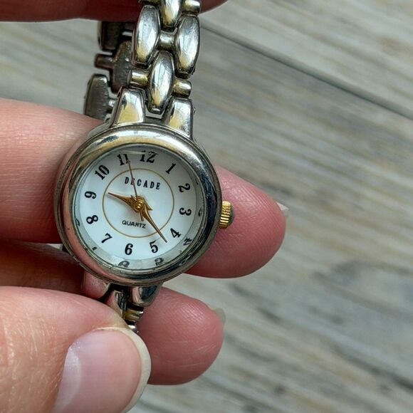 Vintage Wristwatch Decade Dainty Silver Tone Small Face Circle Round Women\'s main image 8